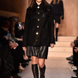 Irina Shayk desfilando para Givenchy en Paris Fashion Week otoño/invierno 2016/2017