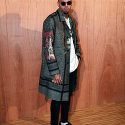 Chris Brown en el front row del desfile de Givenchy en Paris Fashion Week otoño/invierno 2016/2017