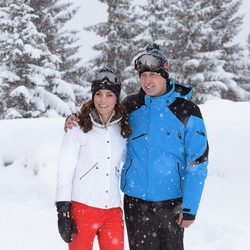 El Príncipe Guillermo y Kate Middleton en la nieve en los Alpes