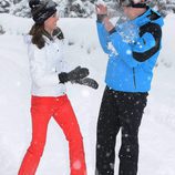 El Príncipe Guillermo y Kate Middleton jugando con la nieve en los Alpes