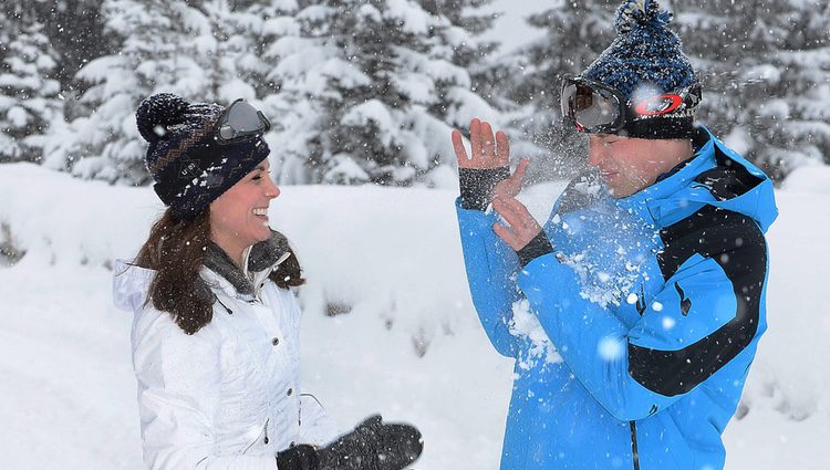 El Príncipe Guillermo y Kate Middleton jugando con la nieve en los Alpes
