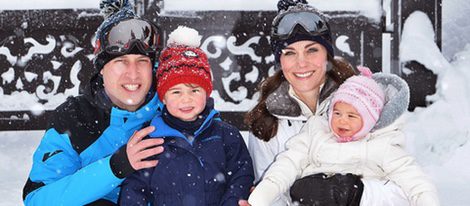 Los Duques de Cambridge con sus hijos Jorge y Carlota en la nieve