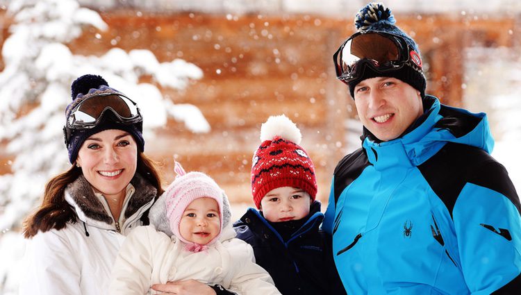 El Príncipe Guillermo, Kate Middleton, el Príncipe Jorge y la Princesa Carlota en sus primeras vacaciones en la nieve