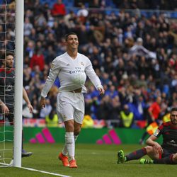 Cristiano Ronaldo celebra un gol metiéndose el balón bajo la camiseta