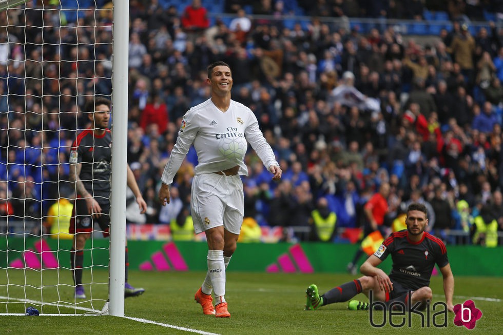Cristiano Ronaldo celebra un gol metiéndose el balón bajo la camiseta