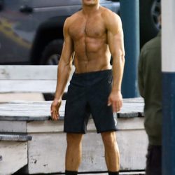 Zac Efron luciendo torso desnudo en el rodaje de 'Baywatch'