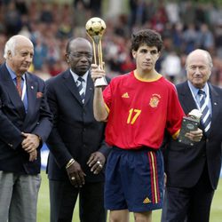 Cesc Fàbregas recibe la copa de plata en el Mundial Sub-17 de 2003