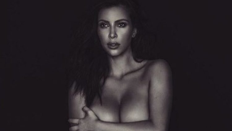 Kim Kardashian posa desnuda