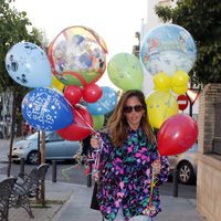 Anabel Pantoja con globos para celebrar el segundo cumpleaños de Alberto Isla