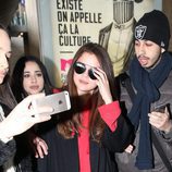 Selena Gomez acosada por sus fans a su llegada al aeropuerto de París