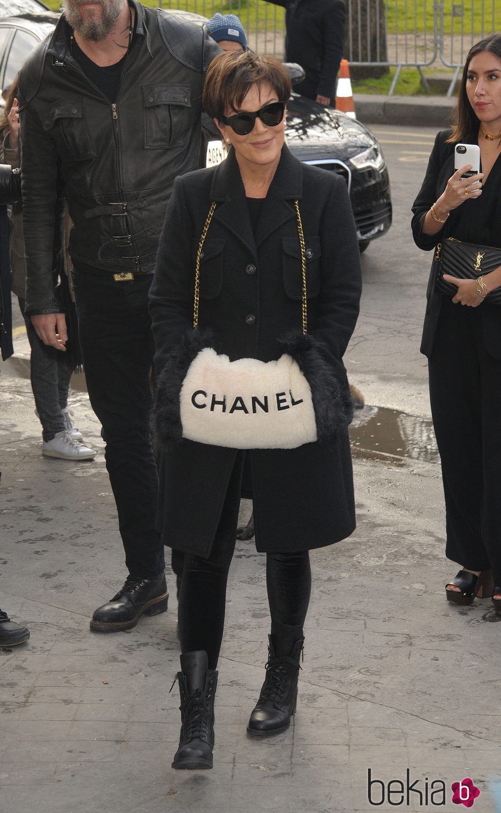 Kris Jenner en el desfile de Chanel en Paris Fashion Week otoño/invierno 2016/2017
