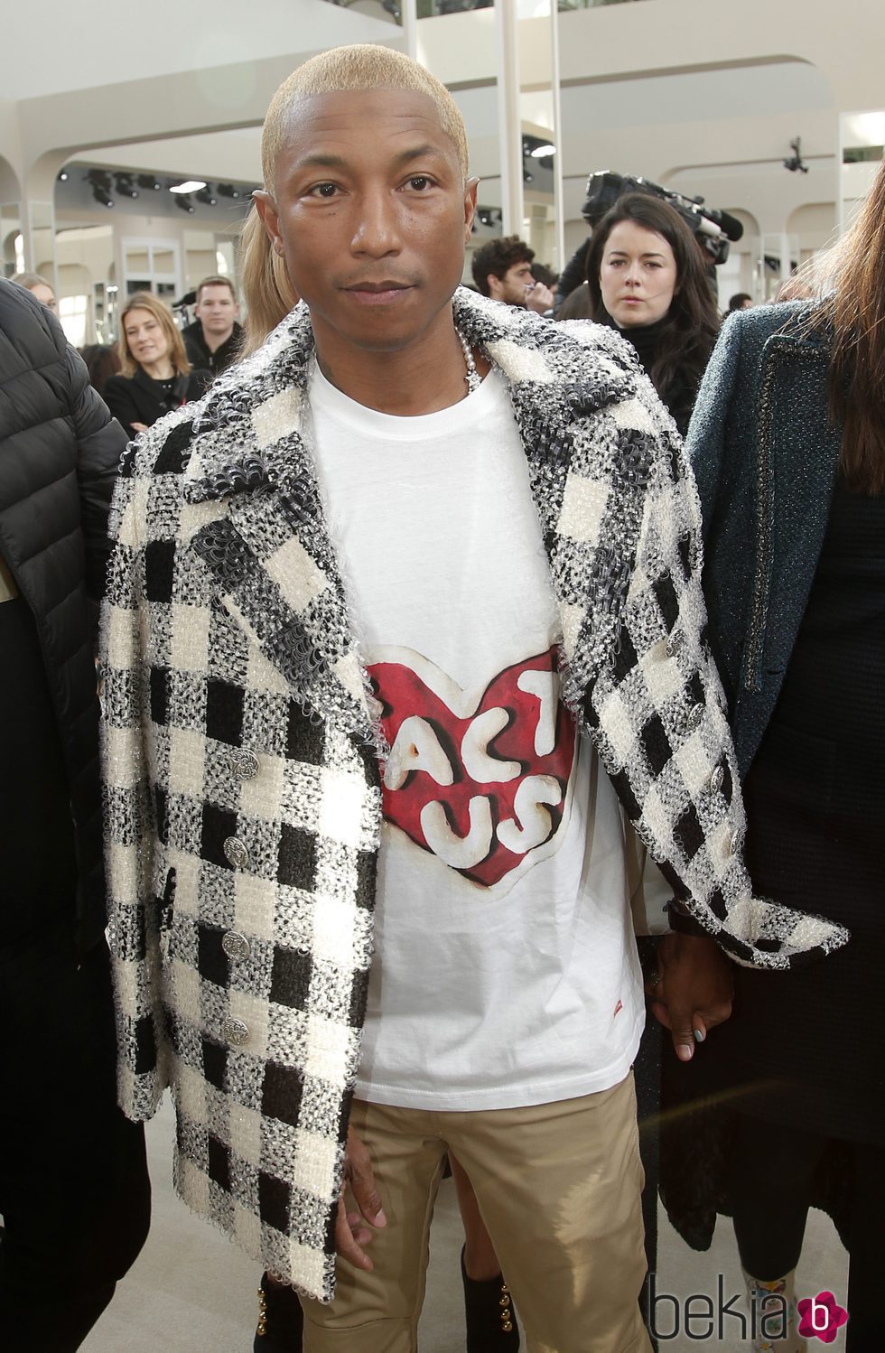 Pharrell Williams en el desfile de Chanel en Paris Fashion Week otoño/invierno 2016/2017