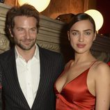 Bradley Cooper e Irina Shayk en la fiesta L'Oreal Paris Red Obsession