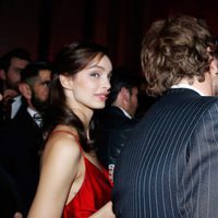 Bradley Cooper e Irina Shayk besándose en la fiesta L'Oreal Paris Red Obsession