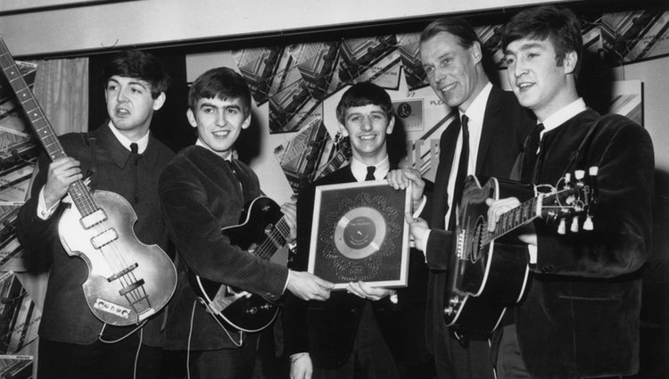 Los 'Beatles' junto a su productor George Martin