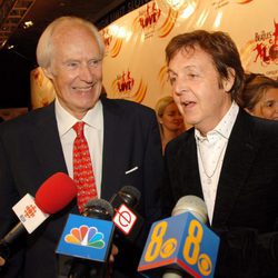 Paul McCartney junto al productor musical George Martin