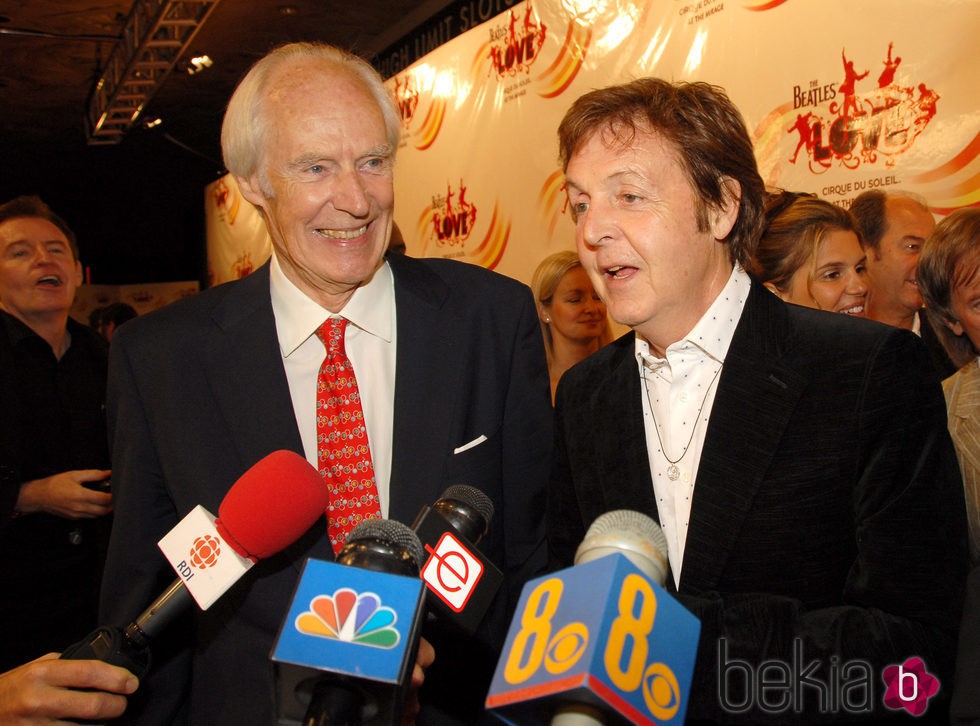 Paul McCartney junto al productor musical George Martin