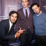 Kunal Nayyar, Jim Parsons y Simon Helberg en una fiesta solidaria de 'The Big Bang Theory'