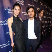 Neha Kapur y Kunal Nayyar en una fiesta solidaria de 'The Big Bang Theory'
