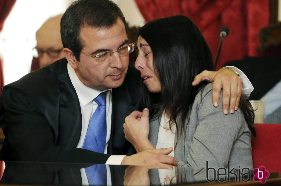 Raquel Gago llora junto a su abogado en el juicio por el asesinato de Isabel Carrasco