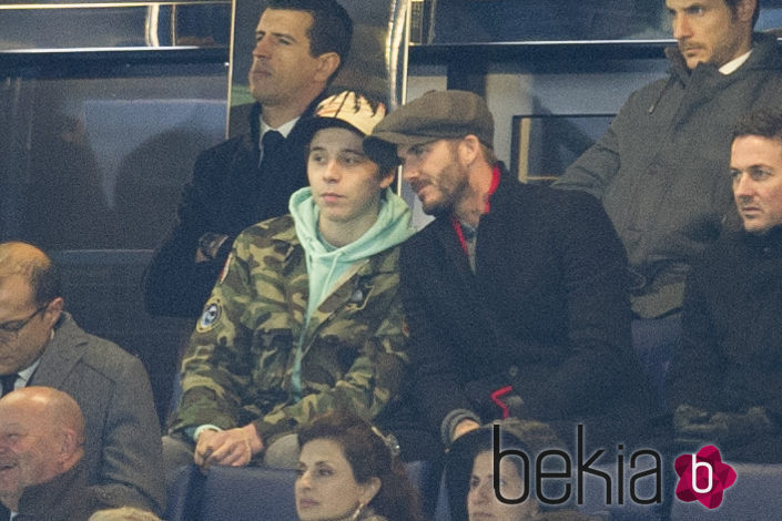 David Beckham y su hijo Brooklyn viendo un partido de Champions en Londres