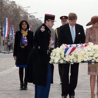 Guillermo Alejandro y Máxima de Holanda rinden homenaje al Soldado Desconocido en París