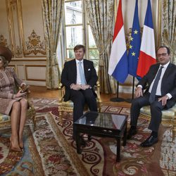 François Hollande reunido en El Elíseo con Guillermo Alejandro y Máxima de Holanda