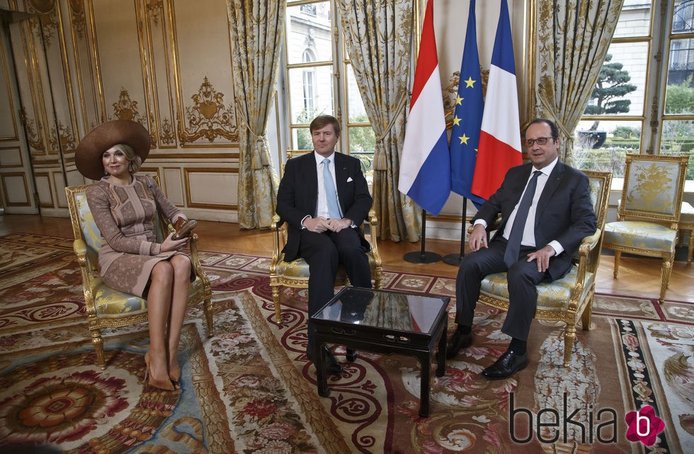 François Hollande reunido en El Elíseo con Guillermo Alejandro y Máxima de Holanda