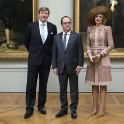 Guillermo Alejandro y Máxima de Holanda con François Hollande en el Louvre de París
