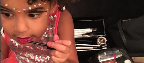 Blue Ivy Carter juega con el maquillaje de Beyoncé