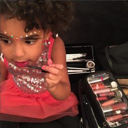 Blue Ivy Carter juega con el maquillaje de Beyoncé