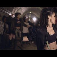 Barei bailando en el videoclip de su canción 'Say yay!