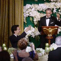 Barack Obama brindando en la cena de gala ofrecida al Primer Ministro de Canadá