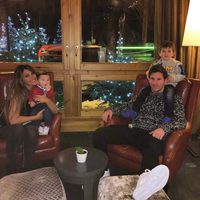 Leo Messi y Antonella Roccuzzo con sus hijos Thiago y Mateo en la nieve