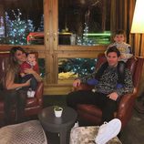 Leo Messi y Antonella Roccuzzo con sus hijos Thiago y Mateo en la nieve