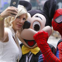 Tori Spelling haciéndose un selfie en Nueva York con Spiderman y Mickey Mouse