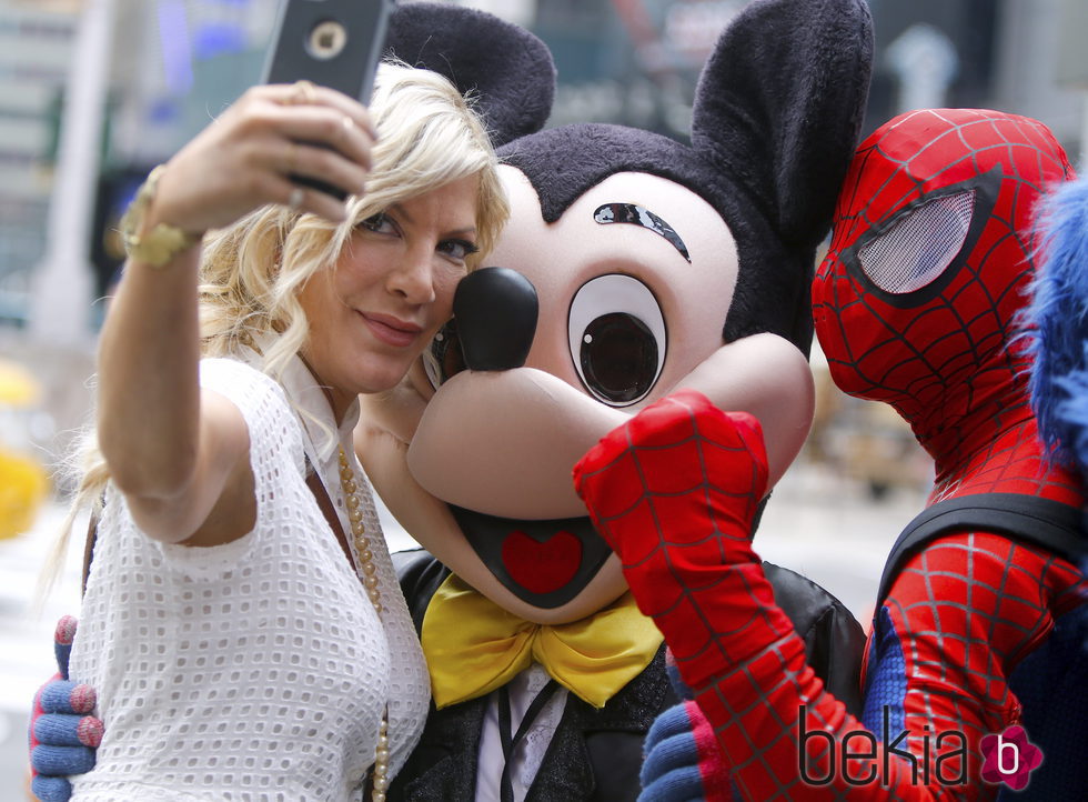Tori Spelling haciéndose un selfie en Nueva York con Spiderman y Mickey Mouse