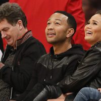 Chrissy Teigen y John Legend en un partido de la NBA