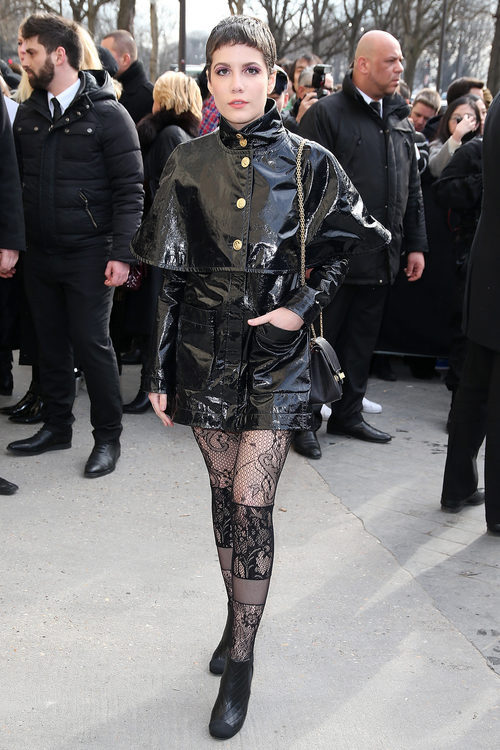 Halsey llegando al desfile de Chanel en la Fashion Week de Paris 2016