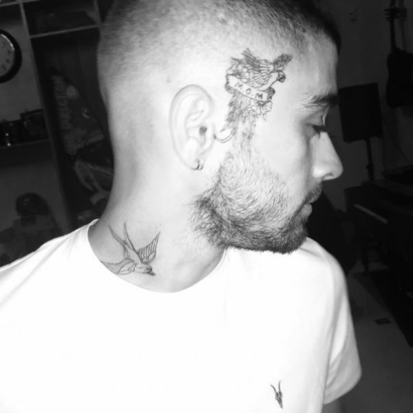 Zayn Malik Enseñando Su Nuevo Tatuaje En Un Lado De La Cara Zayn Malik La Ascendencia árabe 