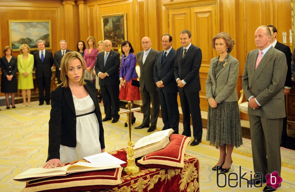 Carme Chacón jura como ministra de Defensa frente a los Reyes de España