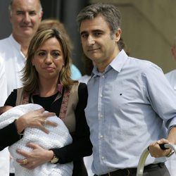 Carme Chacón y Miguel Barroso salen del hospital con su hijo Miquel