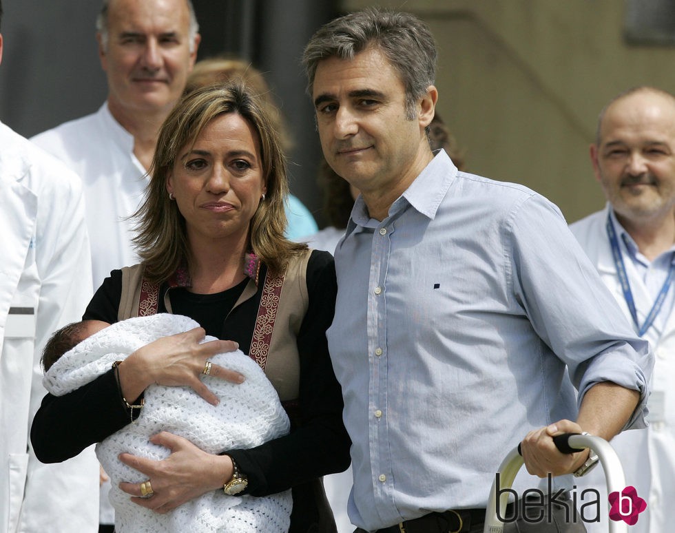 Carme Chacón y Miguel Barroso salen del hospital con su hijo Miquel