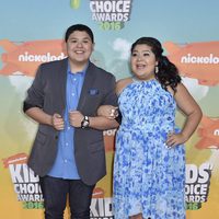 Rico Rodriguez y su hermana en los Nickelodeon Kids' Choice Awards