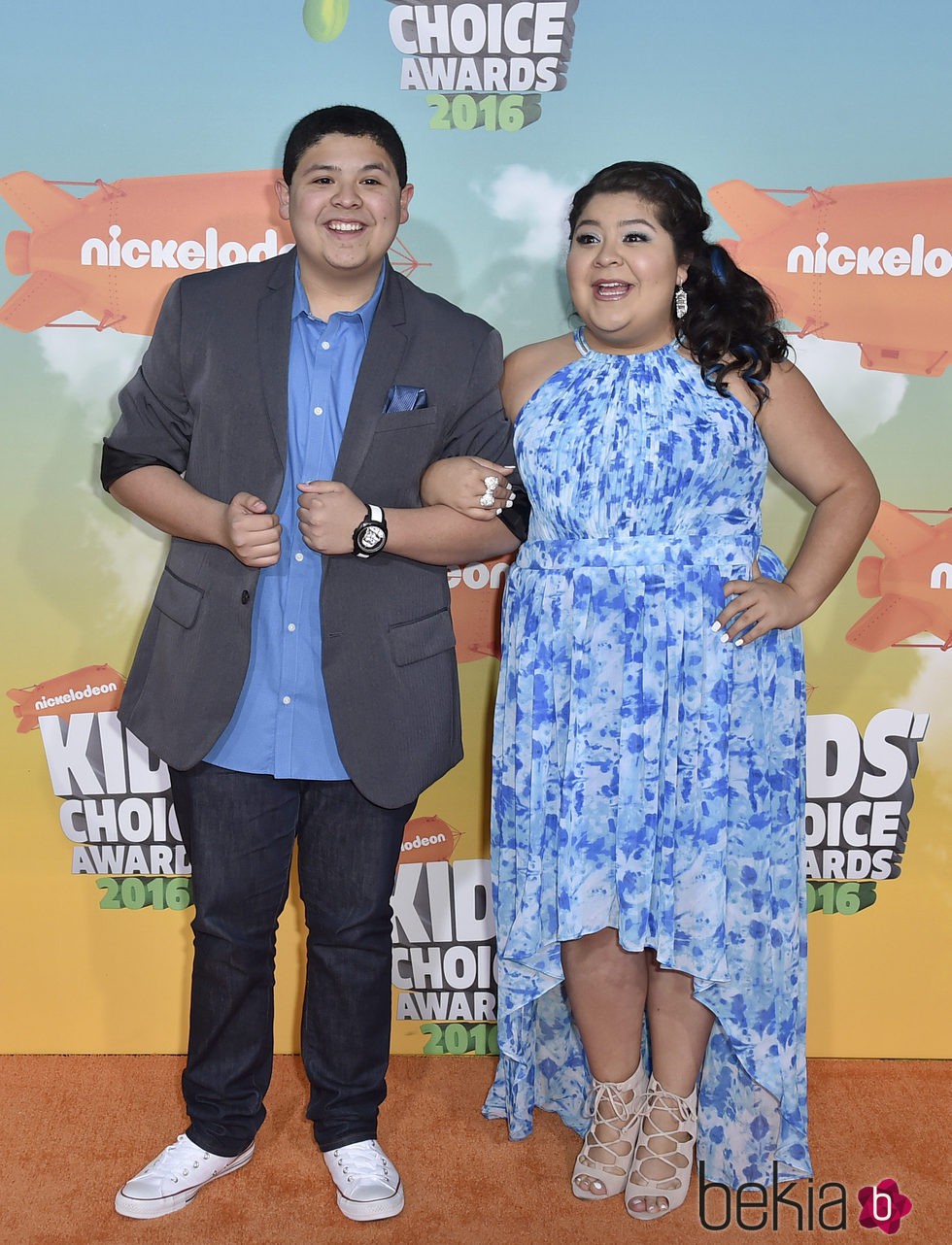 Rico Rodriguez y su hermana en los Nickelodeon Kids' Choice Awards