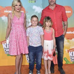 Tori Spelling y Dean McDermott con dos de sus hijos en los Nickelodeon Kids' Choice Awards