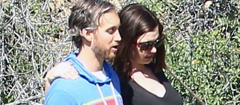 Anne Hathaway paseando junto a su marido en un día al aire libre en Los Ángeles
