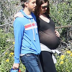 Anne Hathaway paseando junto a su marido en un día al aire libre en Los Ángeles