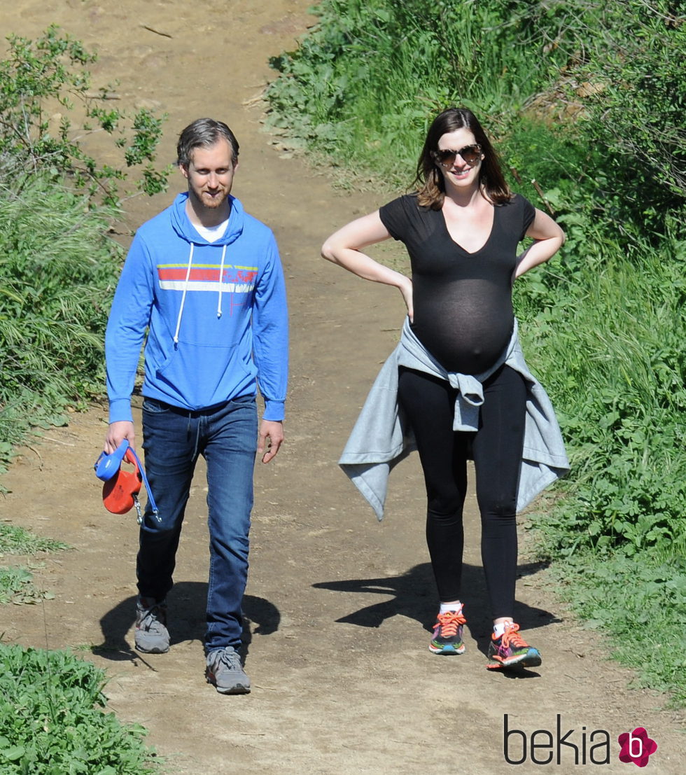 Anne Hathaway pasea en la cuenta atrás de su embarazo junto a su marido  en Los Ángeles