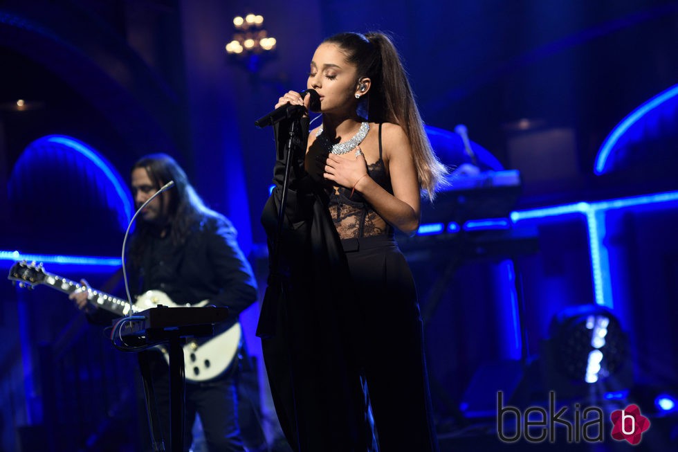 Ariana Grande demuestra su torpeza quitándose la chaqueta en el espectáculo en 'Saturday Night Live'